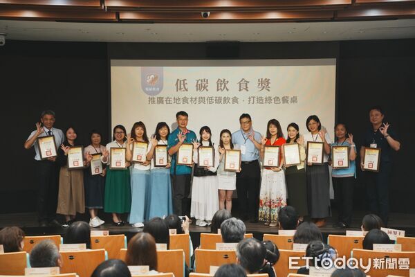 ▲台南市後壁國小及東區勝利國小發揮在地食材魅力，分別榮獲教育部第三屆午星獎「低碳飲食獎」及「創意設計獎」。（記者林東良翻攝，下同）