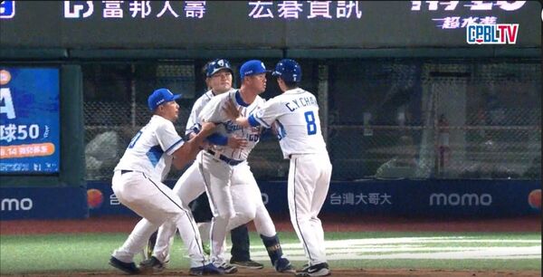 高國輝怒了！疑不滿日籍主審好球帶　范國宸、教練團急上前拉住