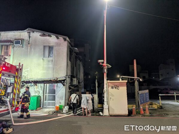 ▲高雄鼓山哨船街民宅深夜火警，現場發現鞭炮盒，警消15分鐘撲滅且無人傷亡，警方已鎖定涉案人。（圖／記者賴文萱翻攝）