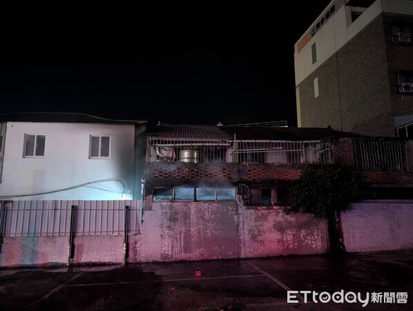 ▲高雄鼓山哨船街民宅深夜火警，現場發現鞭炮盒，警消15分鐘撲滅且無人傷亡，警方已鎖定涉案人。（圖／記者賴文萱翻攝）