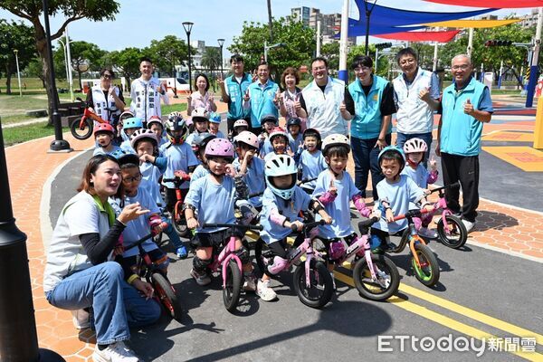 ▲▼花蓮市大本交通主題公園正式對外開放,市立幼兒園二十多位小朋友率先前往體驗。(圖/花蓮市公所提供,下同)