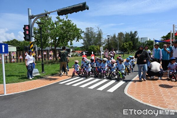 ▲▼花蓮市大本交通主題公園正式對外開放,市立幼兒園二十多位小朋友率先前往體驗。(圖/花蓮市公所提供,下同)