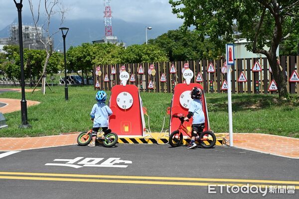 ▲▼花蓮市大本交通主題公園正式對外開放,市立幼兒園二十多位小朋友率先前往體驗。(圖/花蓮市公所提供,下同)