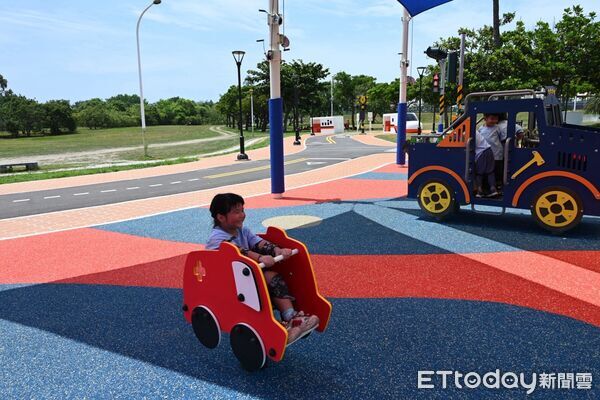 ▲▼花蓮市大本交通主題公園正式對外開放,市立幼兒園二十多位小朋友率先前往體驗。(圖/花蓮市公所提供,下同)