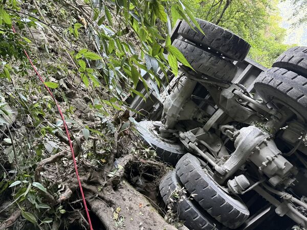 ▲花蓮和平林道砂石車翻覆80米邊坡,駕駛噴飛亡。(圖/翻攝自花蓮縣消防局特種搜救隊)