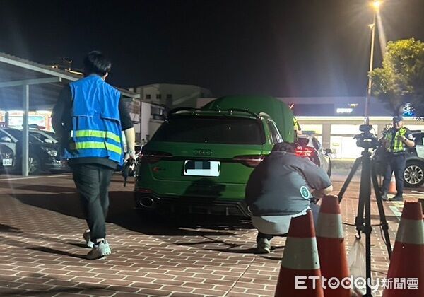 ▲龍潭警方與環保監理單位執行「靜桃專案」取締改噪音車。（圖／龍潭警分局提供）