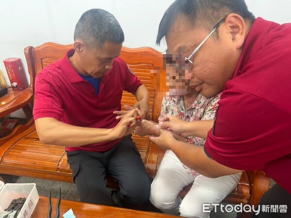 ▲崁頂消防分隊員移除戒指。（圖／記者陳崑福翻攝）