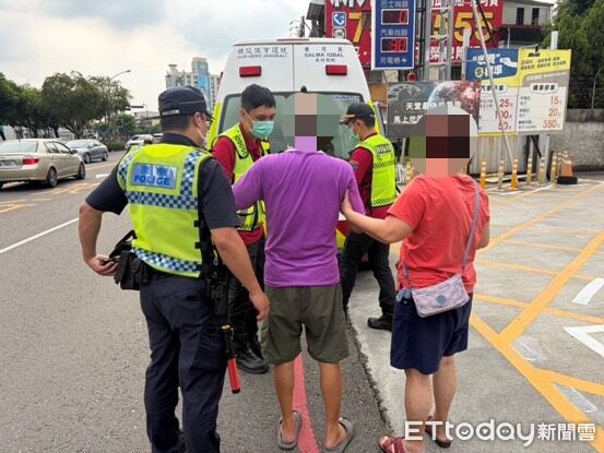 ▲屏東警分局員警攙扶黃男步行至大馬路旁安全處等候救護車。（圖／記者陳崑福翻攝）