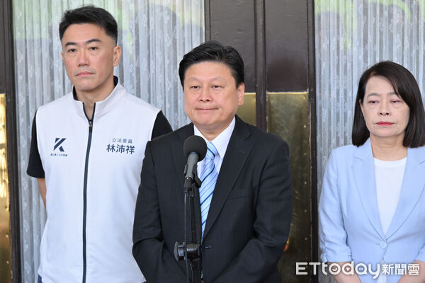 ▲▼國民黨立院團總召傅崐萁、書記長林沛祥、首席副書記長許宇甄於議場前召開記者會。（圖／記者李毓康攝）