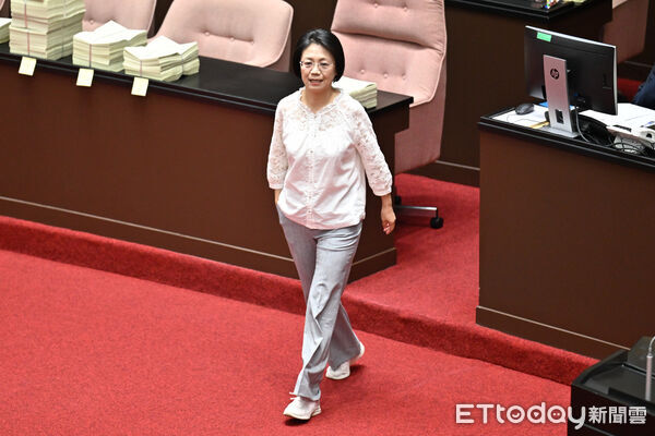 柯志恩稱動刀卓榮泰薪水「違法」 翁曉玲：只凍結薪水是對他客氣