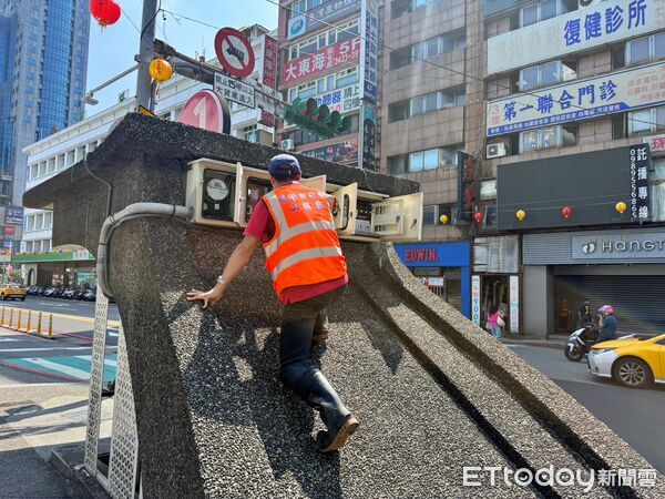 ▲基隆愛三路地下道積水封閉 中午前拚恢復通行。（圖／記者郭世賢翻攝）