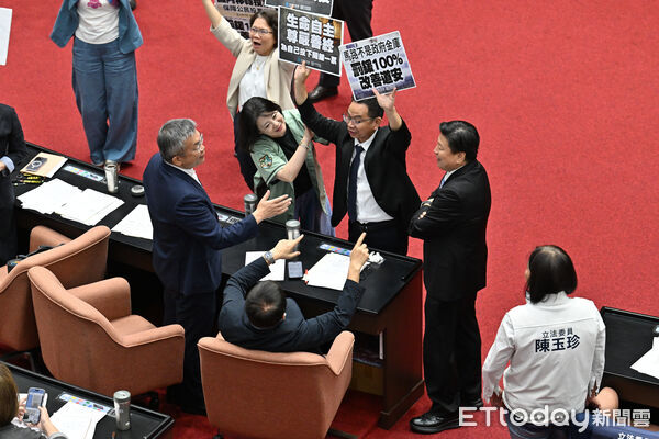 快訊／1票險勝！鞭刑公投52：51成案 民眾黨團棄權拒表態