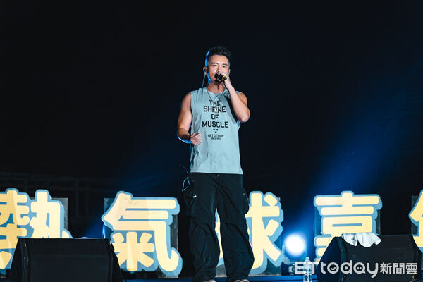 ▲2026台灣國際熱氣球嘉年華13日晚間於台東市國際地標舉行熱氣球光雕音樂會,吸引多達3萬名民眾齊聚台東市海濱公園。(圖/記者楊晨東翻攝)