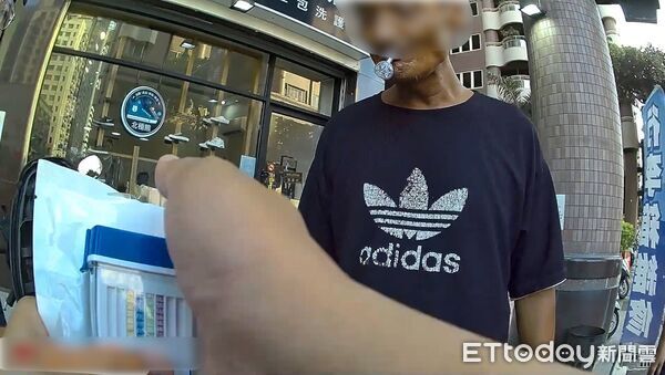 ▲▼毒駕載人大街蛇行!高雄警團團包圍盤查 男眼神迷茫認了吸安毒。(圖/記者許宥孺翻ㄢ攝)
