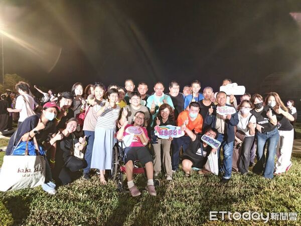 ▲台東縣政府安排復康巴士接送李勝賢文教基金會社區家園服務對象，讓身心障礙者也能安心參與熱氣球嘉年華光雕音樂會。（圖／記者楊晨東翻攝）