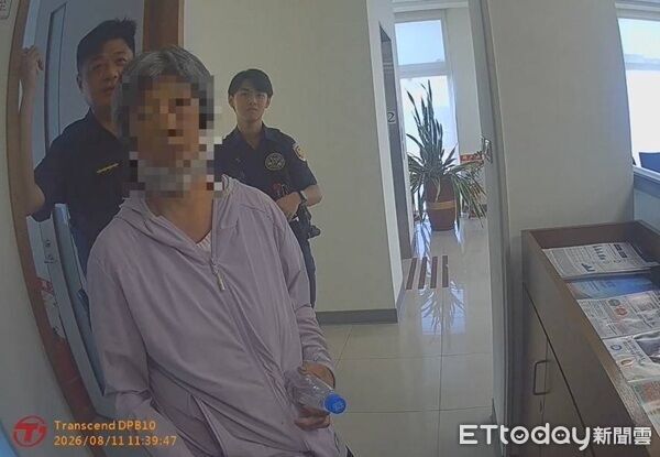 ▲謝姓婦人受到詐騙欲解約儲蓄多年的外幣保單折合約160萬元的保單，警方獲往勸阻。（圖／大園警分局提供）