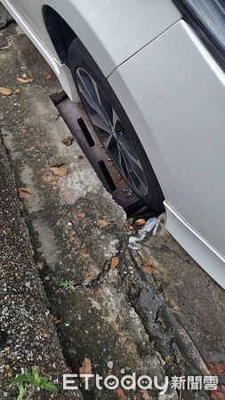 ▲▼高雄驚見「吃車陷阱」!轎車停車格起步水溝蓋秒崩塌 車輪慘被吞。(圖/記者賴文萱翻攝)