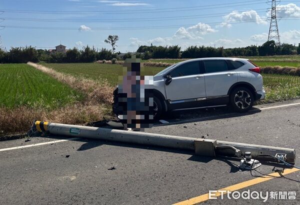 ▲白色休旅車疑恍神將路邊電桿連根剷起。（圖／楊梅警分局提供）