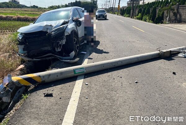 ▲車頭嚴重毀損電桿橫躺路中。（圖／楊梅警分局提供）