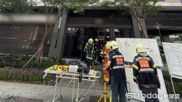 ▲▼板橋華江一街高級社區起火,警消滅火後現場疑似為毒品分裝場,通知警方前來採證。(圖/記者陸運陞翻攝)