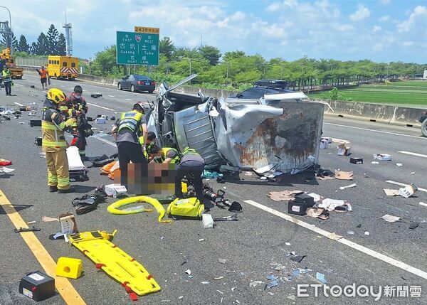 ▲▼             國1斗南段發生小貨車、特斯拉碰撞事故，2名駕駛受傷送醫。（圖／記者游瓊華翻攝，下同）