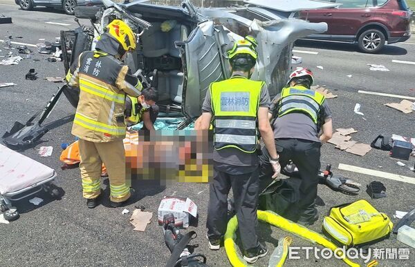 ▲▼             國1斗南段發生小貨車、特斯拉碰撞事故，2名駕駛受傷送醫。（圖／記者游瓊華翻攝，下同）