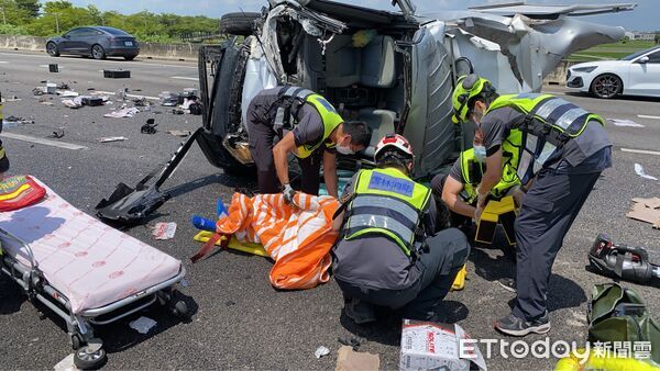 ▲▼             國1斗南段發生小貨車、特斯拉碰撞事故，2名駕駛受傷送醫。（圖／記者游瓊華翻攝，下同）