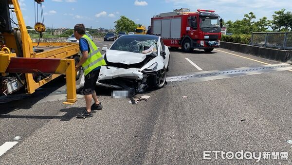 ▲▼             國1斗南段發生小貨車、特斯拉碰撞事故，2名駕駛受傷送醫。（圖／記者游瓊華翻攝，下同）