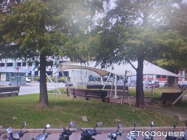 快訊／桃園市府前「1男倒臥長椅」！ 渾身冰涼明顯死亡