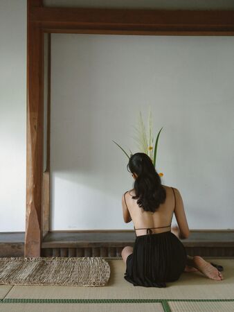 ▲▼日綜藝女王蘿拉曬插花辣照，黑洋裝挖空大露背。（圖／翻攝自IG）