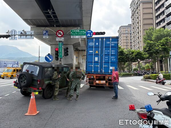 ▲▼淡水一輛大貨車疑似因內輪差，擦撞左側的軍用吉普車並拖上分隔島。（圖／記者陸運陞翻攝）