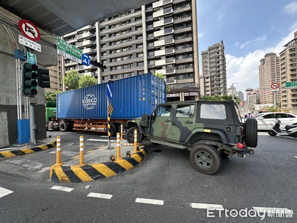 軍用吉普車路口停讓出事！遭貨櫃車轉彎「內輪差」拖上分隔島