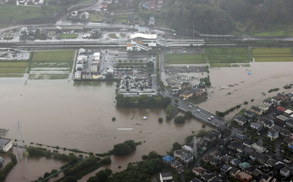 日暴雨增至8死！男揭自家淹到1.5公尺 民宅泡水空拍畫面曝光