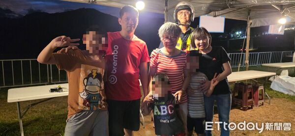 ▲遊客一家人在警方協助下順利找回遺失手機,原本焦急的情緒轉為欣喜,並向警方及熱心民眾表達感謝。(圖/記者楊晨東翻攝)