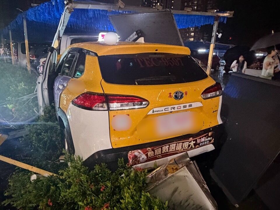 ▲▼高雄一輛計程車突然失控衝上人行道，先撞到一對母女，再撞4輛車和繳費亭，3人受傷送醫。（圖／記者吳奕靖翻攝）