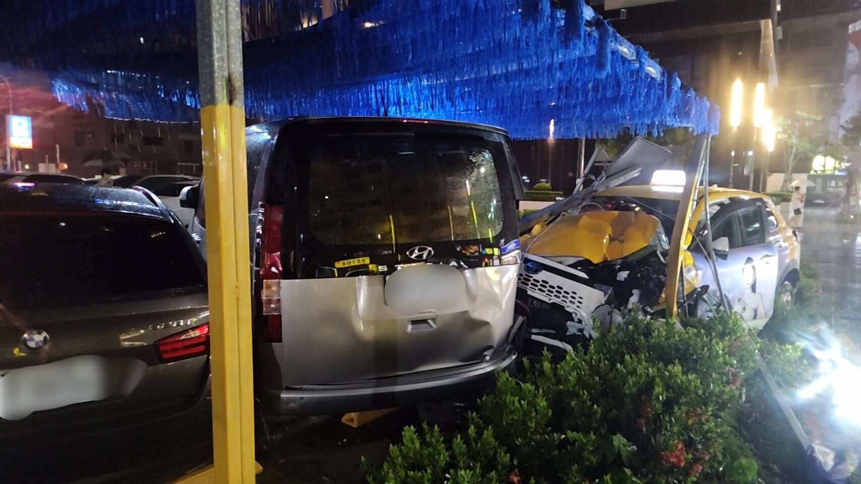 ▲▼高雄一輛計程車突然失控衝上人行道，先撞到一對母女，再撞4輛車和繳費亭，3人受傷送醫。（圖／記者吳奕靖翻攝）