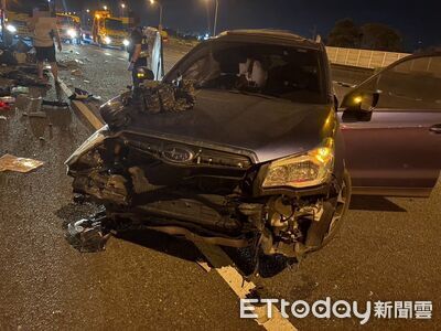 國1台南新營段凌晨車禍!轎車撞護欄橫停 再遭聯結車追撞釀3傷