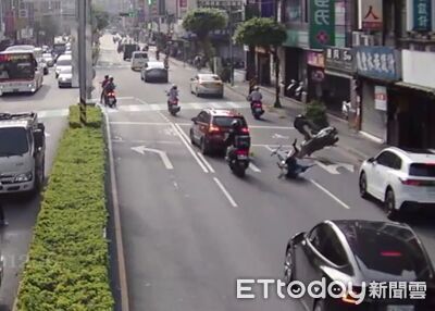 物流男下班喪屍煙彈發作!逆衝對向鏟翻騎士 機車狂冒煙畫面曝
