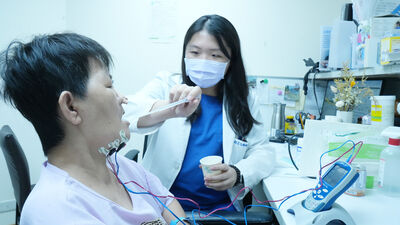 他中風半年靠鼻胃管維生 「吞嚥電刺激」訓練終於吃到一口熱飯