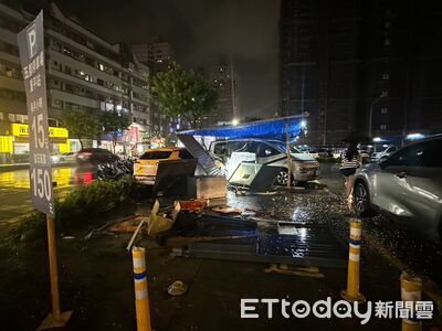 快訊/高雄計程車失控「一路撞」!母女遭撞 再衝停車場撞4車