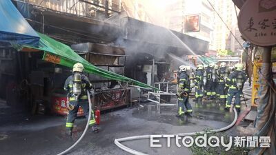 臨江街夜市麻辣燙攤突竄火煙!隔壁超商也遭殃 一片焦黑畫面曝