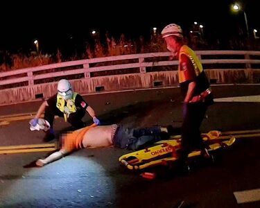 鹿港騎士被撞飛「手腳都斷了」機車粉碎 命危送醫搶救中