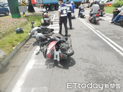 男騎車突暈眩趴龍頭！後座女狂按喇叭提醒　保齡球式掃倒2機車
