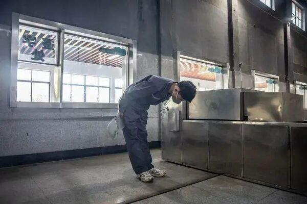▲▼許堂銀摘帽向遺體鞠躬。(圖/翻攝都市快報)