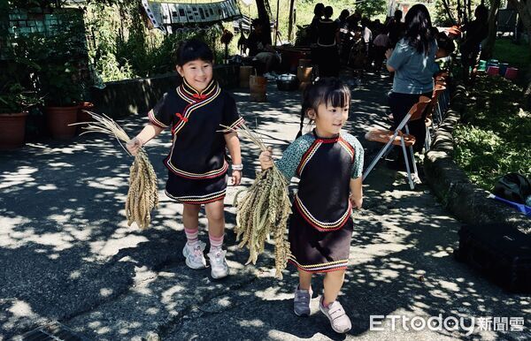▲▼學生於進倉祭將小米送回教室穀倉中保存。。（圖／玉山國家公園管理處提供）