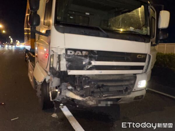 ▲國道1號南向台南新營路段發生自小客車與營業半聯結車碰撞事故，造成3人受傷送醫。（記者林東良翻攝，下同）