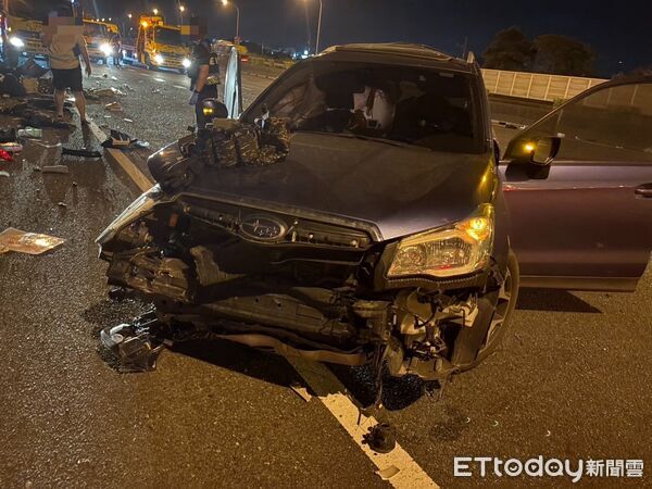 國1台南新營段凌晨車禍！轎車撞護欄橫停 再遭聯結車追撞釀3傷