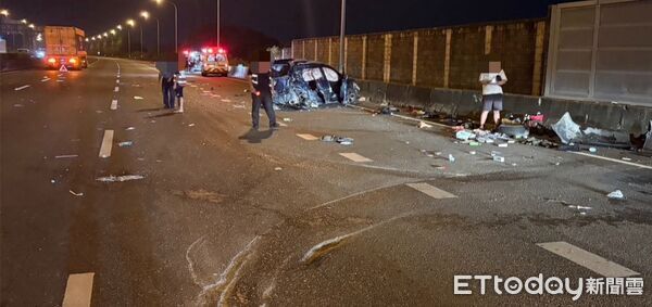 ▲國道1號南向台南新營路段發生自小客車與營業半聯結車碰撞事故，造成3人受傷送醫。（記者林東良翻攝，下同）