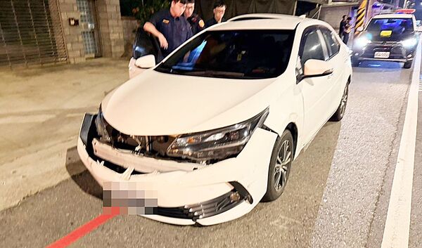 ▲桃園市李姓男子日前開車,恍神連續撞擊路旁車輛,大園警方到場處理。(圖/大園警分局提供)