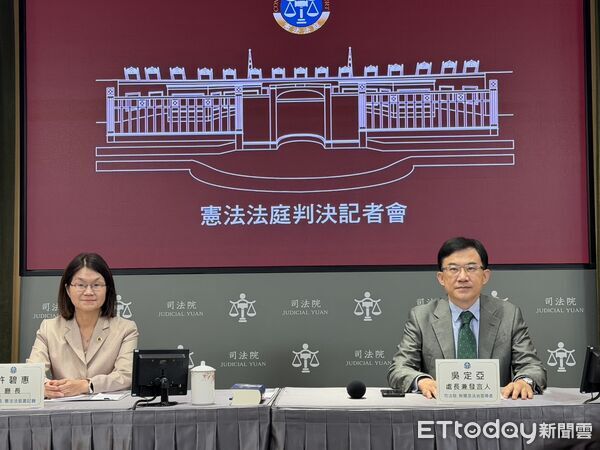 ▲▼司法院發言人吳定亞（右），與憲法法庭書記廳廳長許碧惠（左），共同召開憲法判決說明記者會。（圖／記者吳銘峯攝）
